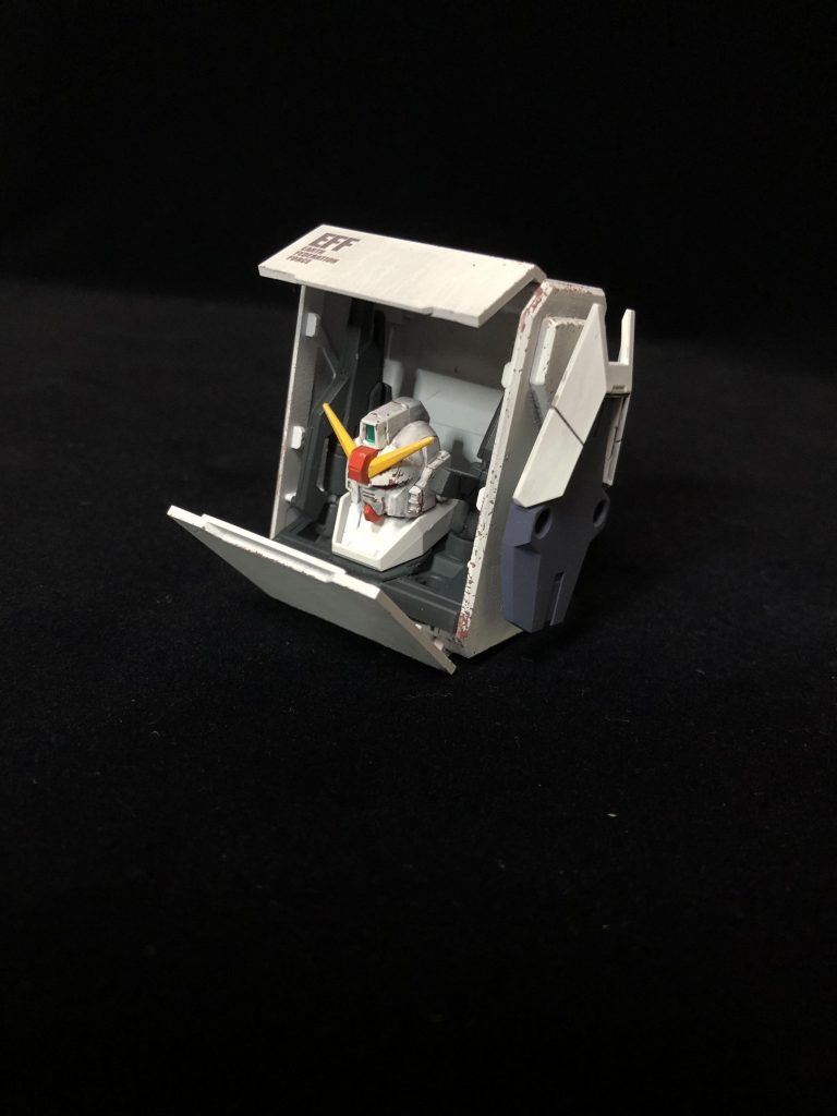 おまけ使わない時は背中のボックスに隠れてる陸ガンの顔…まるで仏様のように笑