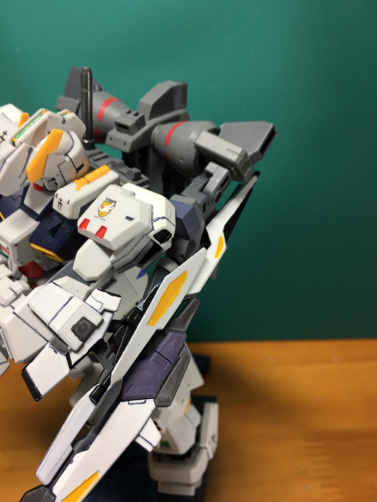 アームユニットは可動化+延長したので、頑張って態勢を整えれば、MSと合体したままでも背面のジェネレーターとライフルの合体が可能です。