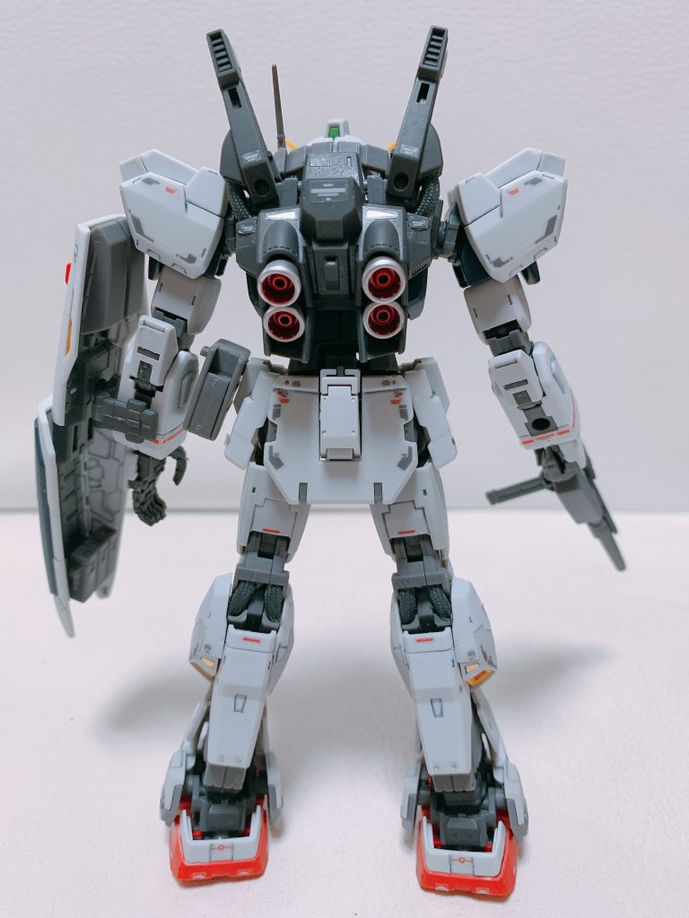 後方、やっぱりバーニアはデフォルトのグレーより塗装した方が映えますね！！