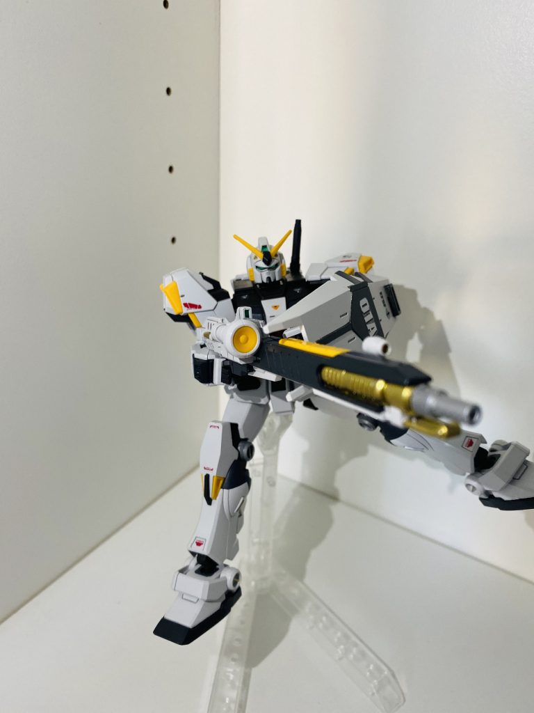 みんな大好き メガ・ビーム・ランチャーガンダム4号機の最大たる特徴のメガ・ビーム・ランチャーもニューガンダム(HWS)寄りに塗装。本来であればアムロレイのデカールを各所に貼り付ける予定だったが、売ってねぇんだこれが(反省)