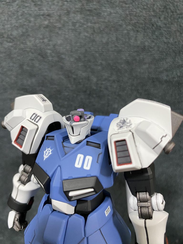 レールが狭いので効果は薄いですが、こちらのキットもモノアイを可動化させました。