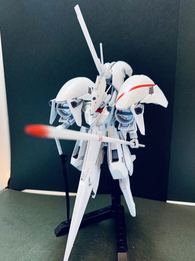 デカールを貼る前の原作に近いカラーリングやっぱりちょっと寂しい・・・最後の最後でパーツ同士が干渉して塗装ハゲが・・・気が向いたら手直しします