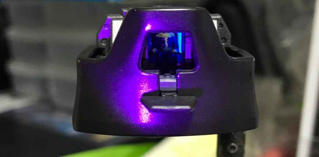 コックピット部分はブラックライトで反応するように蛍光クリア＋クリアブルーをプラ板に塗装してサイドモニターとして貼り付けました。