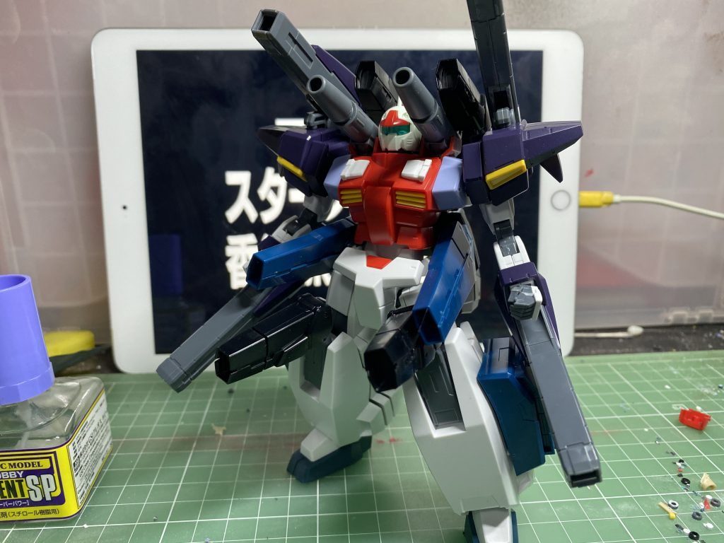 お腹にセラヴィーの腹パーツを組み込んだので、前傾する事も可能になりました。しかも凄いことに、関節強化を施してないのに自立しています。バンダイ脅威のメカニズム…