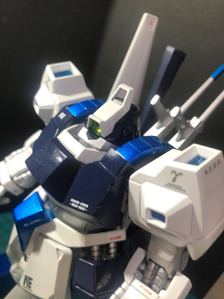 元は赤い機体。隠蔽率の高いベースホワイト・サフをタップリと塗布しました。まだ、スジボリ、ディテールアップもやって無い頃です。