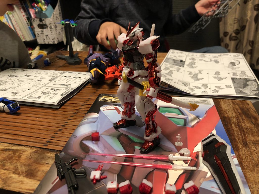 二人に教えながらRG組むのは大変でした。自分で組めない代わりに僕の作りかけのゼルトザーム組んでもらいましたが…刻限の固定モデルにいつかしようと思います。自分も子供の頃お年玉でSガンダム買ったけど作れなくて兄貴に作ってもらったこと思い出しました。その当時に比べると今のキットは作りやすいし子供が一人でできるんだなぁなんて感心したりもしました。またガンダムベース行った際に下の子もこれ欲しいとか言われないことを願いますw