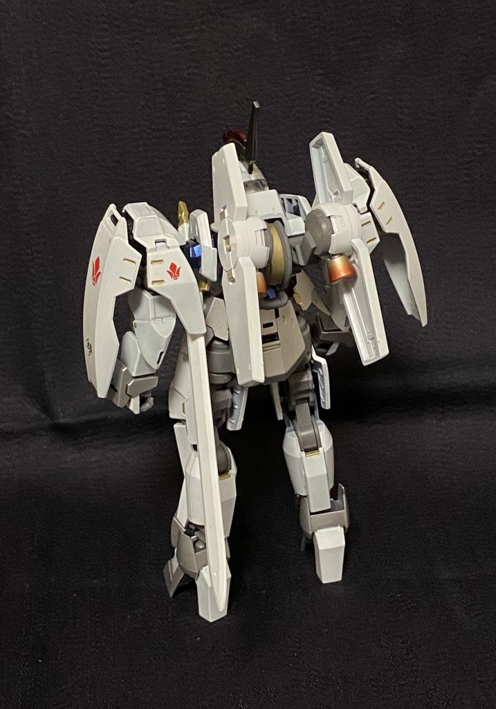 背負いモノのバーニアは、ゴールド・オレンジ・レッドのグラデーション