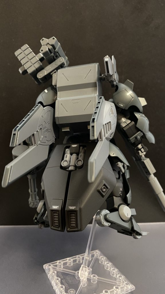 後ろから、機体に比べ、巨大すぎるほどのリアスカート内には、MS一機分のジェネレーターが搭載されており、グリモア本体の物と合わせることで、従来機の3倍以上の出力を得た。その推進力は、大型のスラスターと組み合わせることにより、FA化されていて尚、他の追随を許さない、圧倒的な機動性能を発揮する。また本機はこれにより、初めてこの機体単体でのビーム兵装の使用が可能となっている。