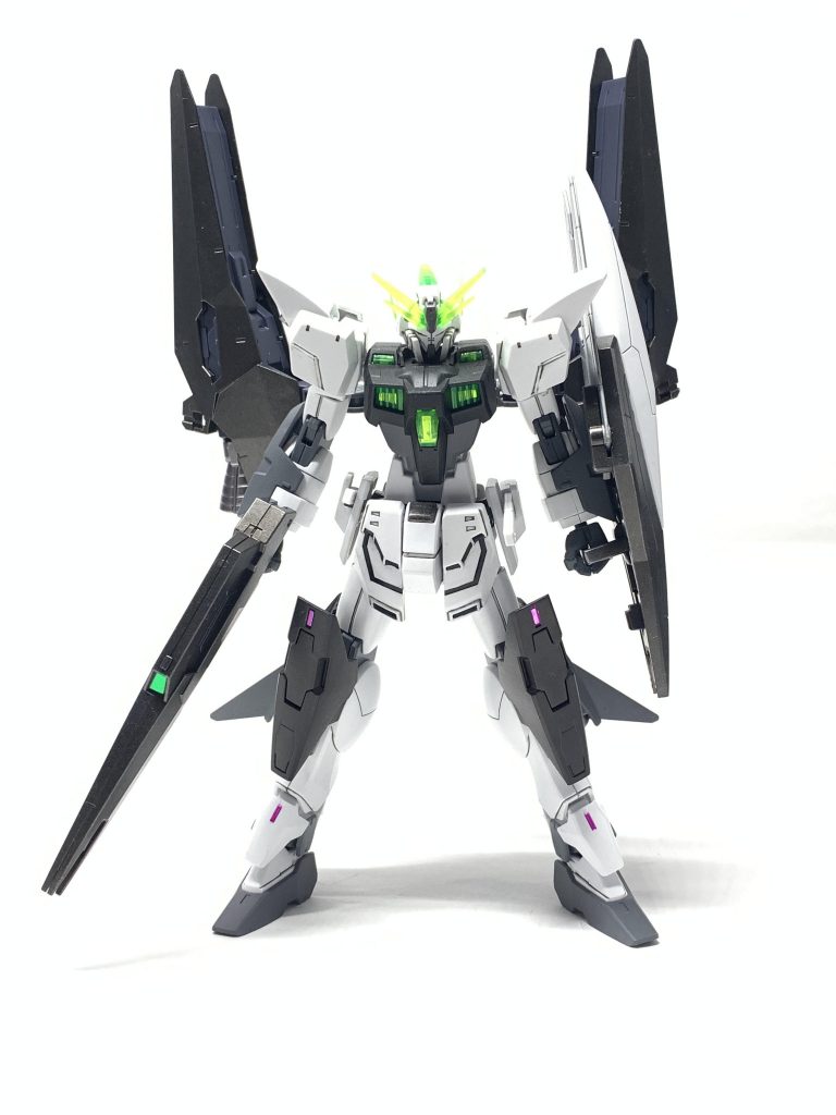 正面。頭部と胴体は余剰パーツ扱いのクリアパーツを使用して、それに合うようなカラーリングにしました。ワンポイント的な感じで脚部にはメタリックピンクを使いました。