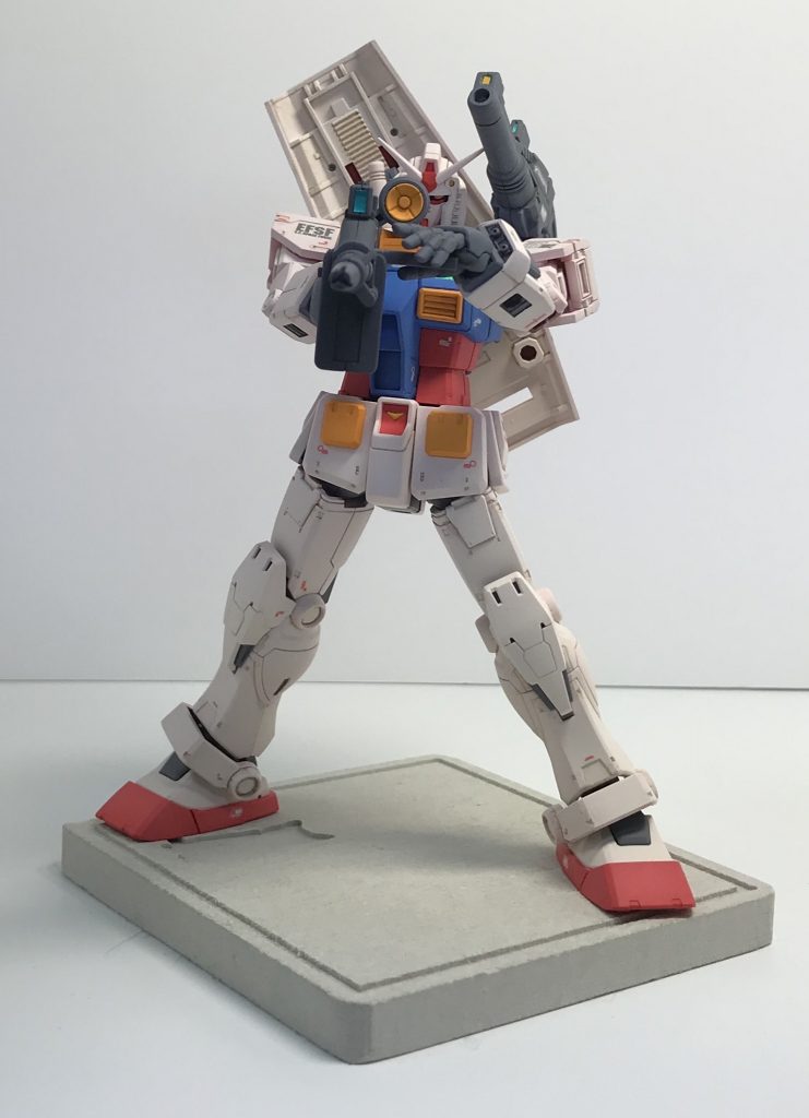 78ガンダムといえば、背中にシールドを背負いビームライフルを両手持ちしスコープを覗き込むこのポーズでしょう。