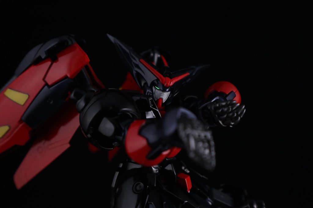 ハンドパーツはゴム製なので一応プライマー吹いてから黒下地にスターブライトアイアンを砂吹きしました。カッチリ塗るとシルバー寄りになってしまうためです。さっと吹いとくくらいが雰囲気あって◎。赤と黄色は普通のソリッドカラーを使用。全部キャンディとかメタリックにするよりメリハリがあると思います。