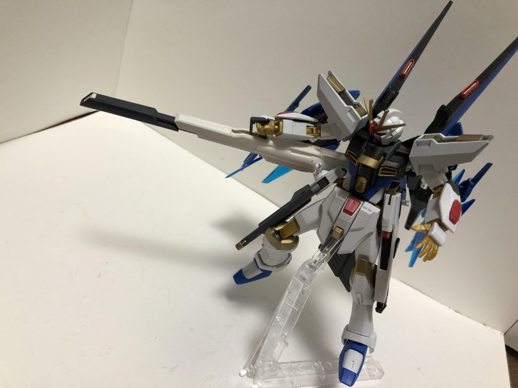 装備は長距離ビーム砲ビームライフルビームサーベルドラグーン大型ソードビットです