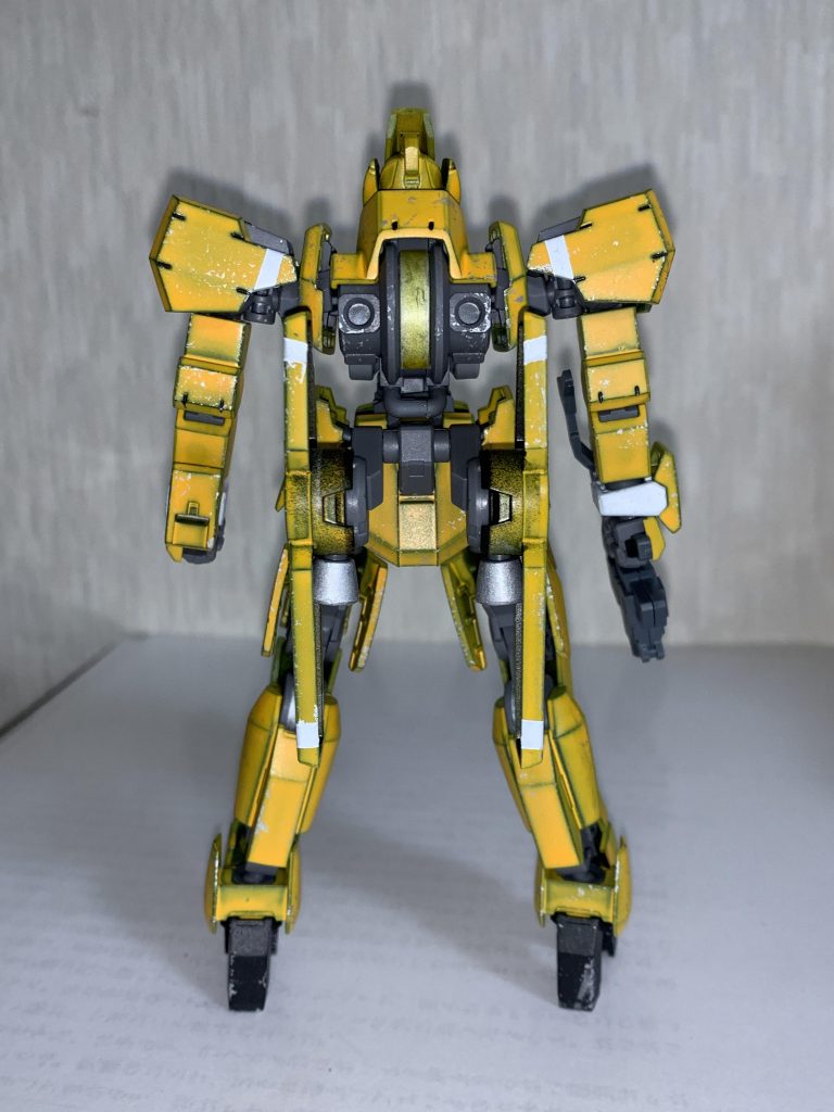 エイハブリアクターはシルバー下地のクリアイエローで塗装しています。踵のチッピングはやらかしの後です....。