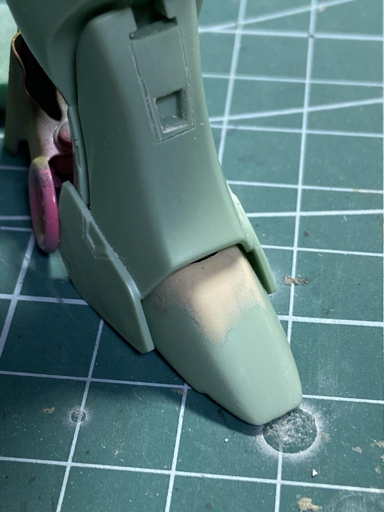 足首部分はヒンジが丸見えなのでパテで埋めて整形。