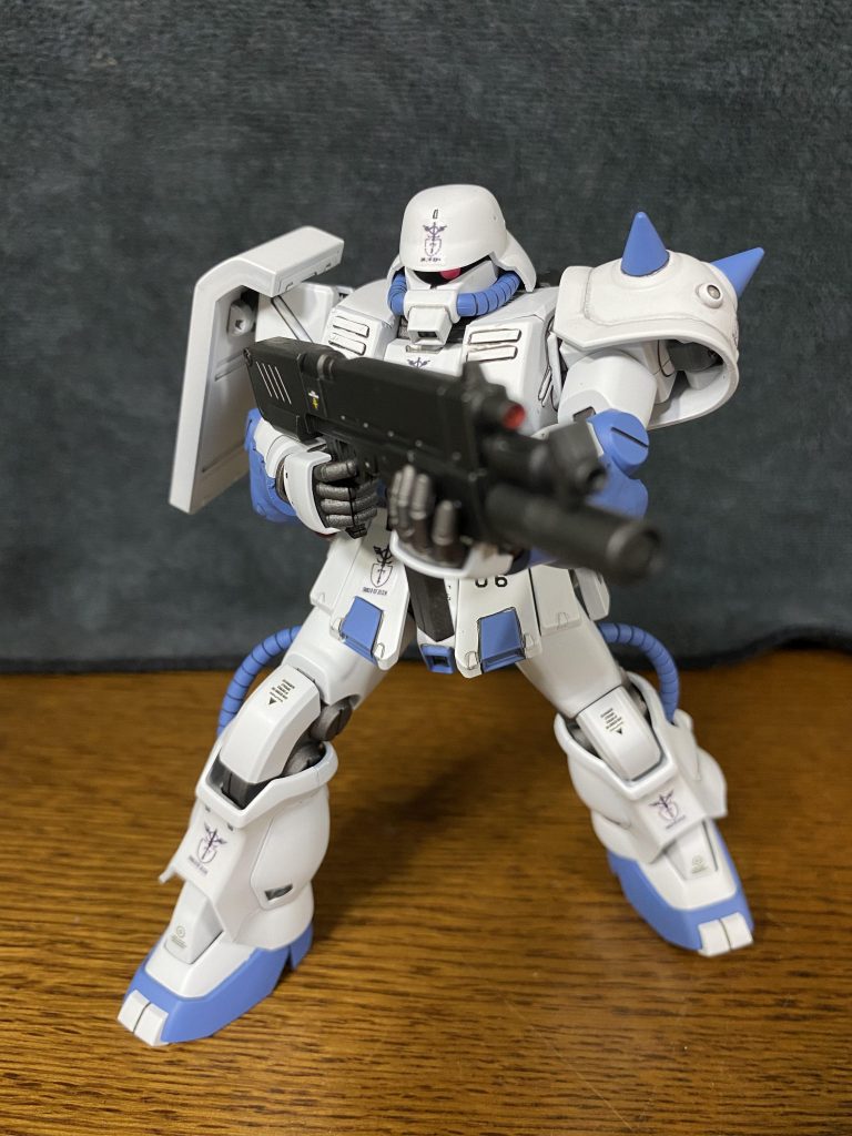 メイン火器のMMP-80はかなり大きく、構えるだけで絵になるかっちょいいマシンガンですね。