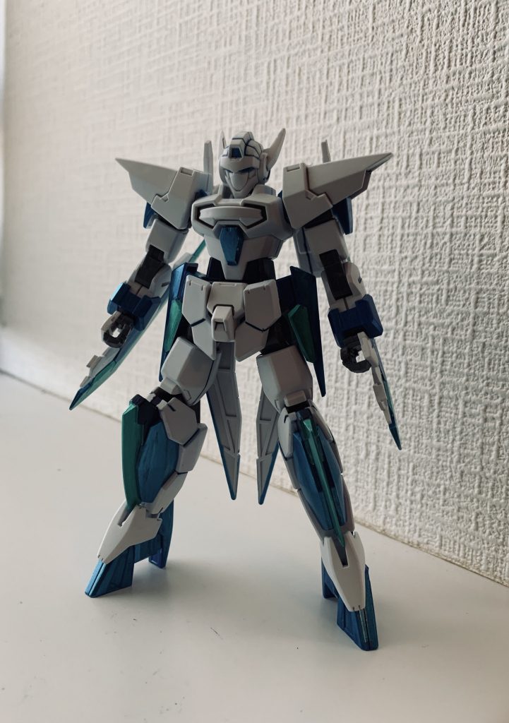 青部分はガンマカEXのコスモメタブルー、レイザーブレイドはメタグリーン、アクセントとして要所にティターンズブルーを使用。その他スリムな印象にすべく肩部接続ジョイントはGエグゼスのものを加工したのものに変更。全身にヤスリがけしてつや消し風にし、また今回は初めて合わせ目の段落ちモールド化を施した。