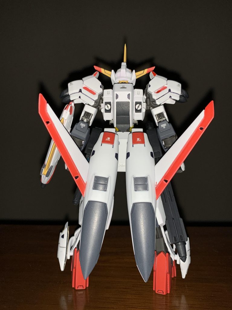 リアビューバックパックにワンポイントでシルバーを入れています。リアスカートのスラスターは本来黄色の部分が有るのですが、ここは好みでファントムグレーに変更しています