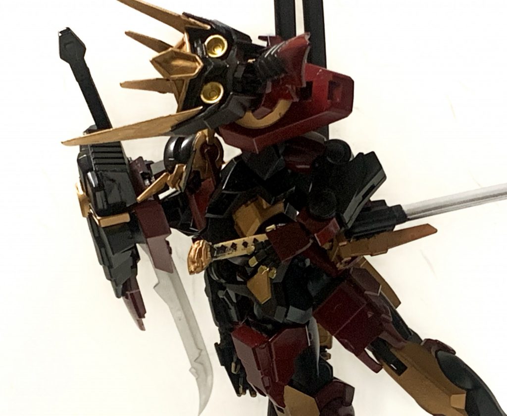 上記したように、侍らしさと鬼のような荒々しさを出したくて、まず頭部のアンテナを切断して逆向きに接着して鬼の角を再現し、それでは荒々しさ(?)が足りないと思い、片方の角を削り左右非対称にしています。