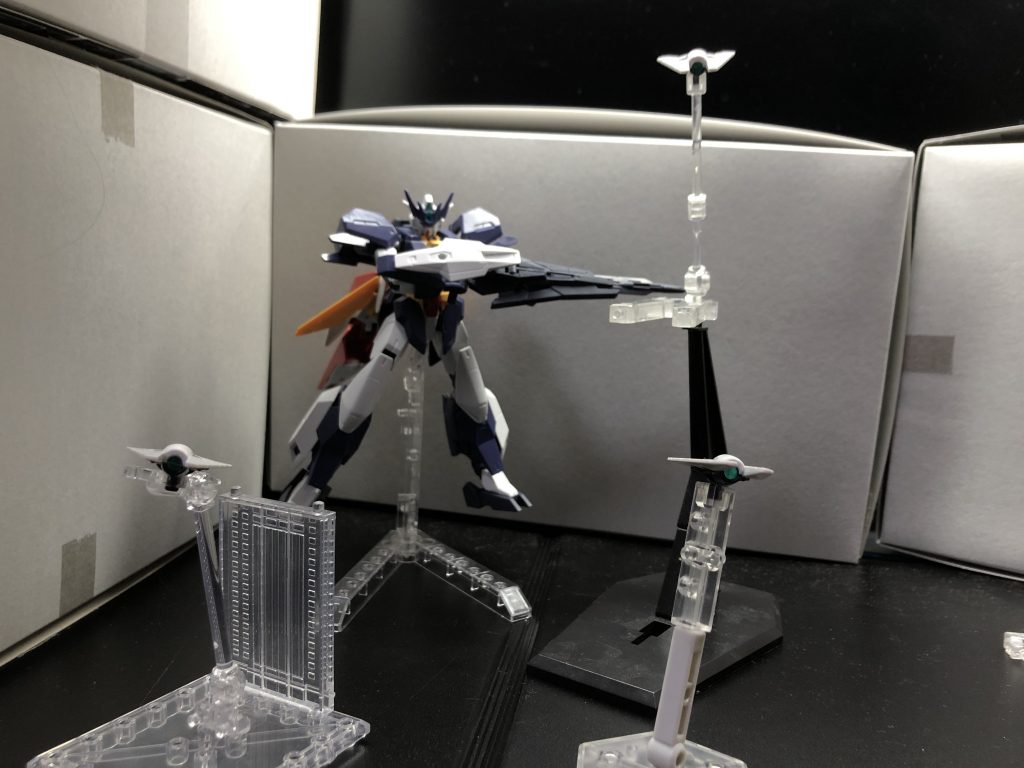 不恰好ではありますが、その辺の食玩スタンド達をフル動員してセンサービット展開をば。3mm穴があれば何にでも接続できそうです。狙撃の為の遠隔操作制御とはいえ、あの芸当を容易くやってのけるヒロトの腕前、ホンモノだと思います。