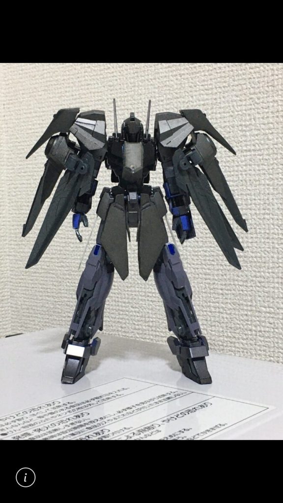 最初に預かった時の状態です、ごついバックパックがありましたが、あまりにも重すぎて接続軸が耐えきれず装備できてません主に改造されてるのはフロントアーマー延長、横にプラ板追加、胸にバルバトスのアーマー追加、肩にノーネイムライフルが付けられています