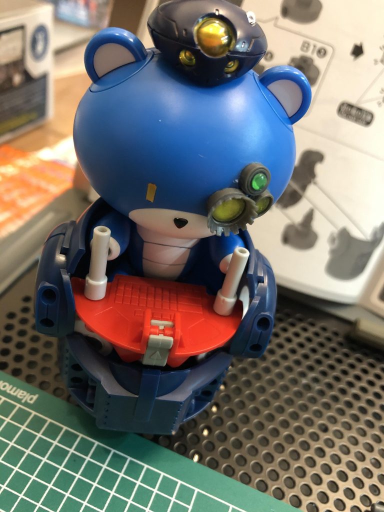 モビルハロのパーツを使って、コックピットを作りました。取り外しできるように、最近購入したピンバイスで穴を開け、固定できるようにしています。