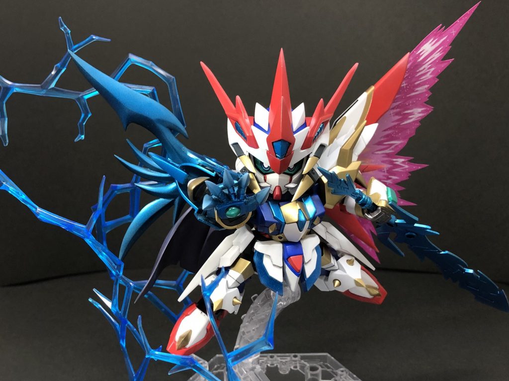 最終決戦(エクストリームブラスト)モード。雷龍剣の力が最大限に高まった時に発現する高速戦闘モード。プラズマドラグーンの力を解放し、掌から必殺の雷「パルマフィオキーナ」を放つ。雷はフィギュアライズエフェクト、光の羽はプラ板を切り出して筆塗りです。