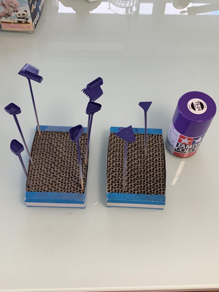 本体色分け部分はタミヤの光沢パープルを使いました。下地はいずれもクレオスのグレーサフ缶を使ってます。