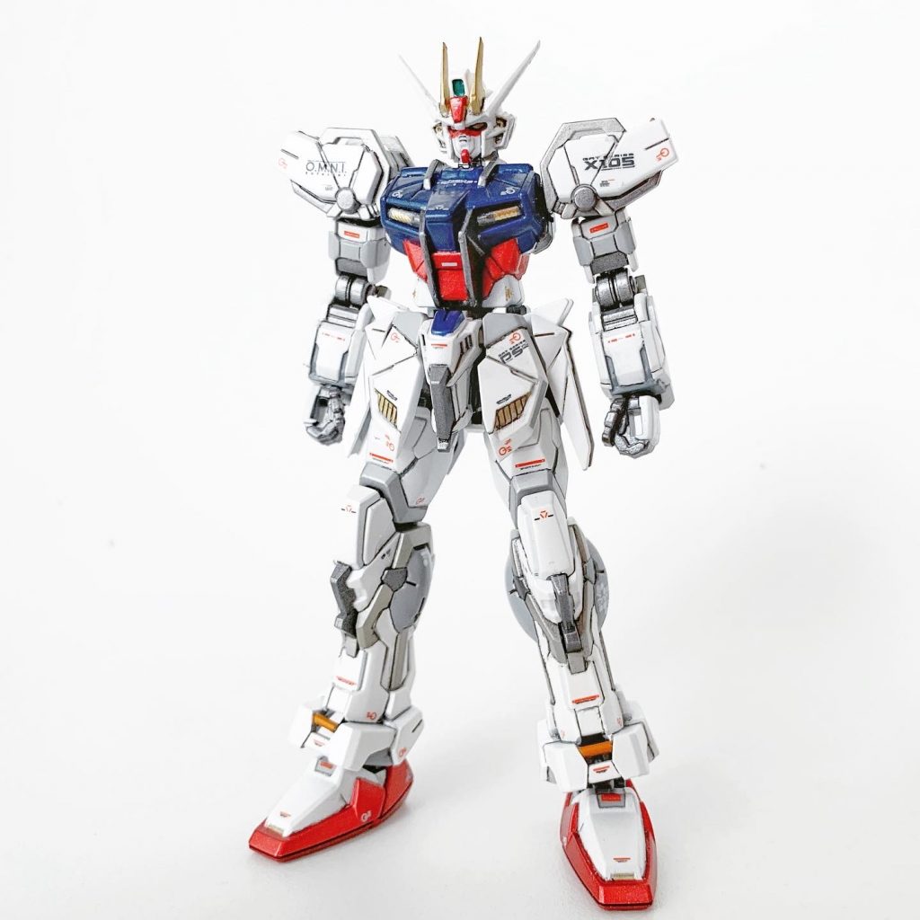 【機体本体のフロントショット】アーマーパーツの改修箇所は頭部アンテナをシャープ化したくらいで、あとはMETAL BUILDのエールストライクガンダムを参考に後襟・両肩・両肘・アンクルアーマーに塗装した真鍮線を追加しています。