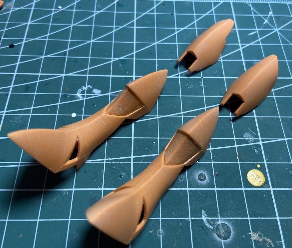 両脚はセンターに向けてシャープ化。