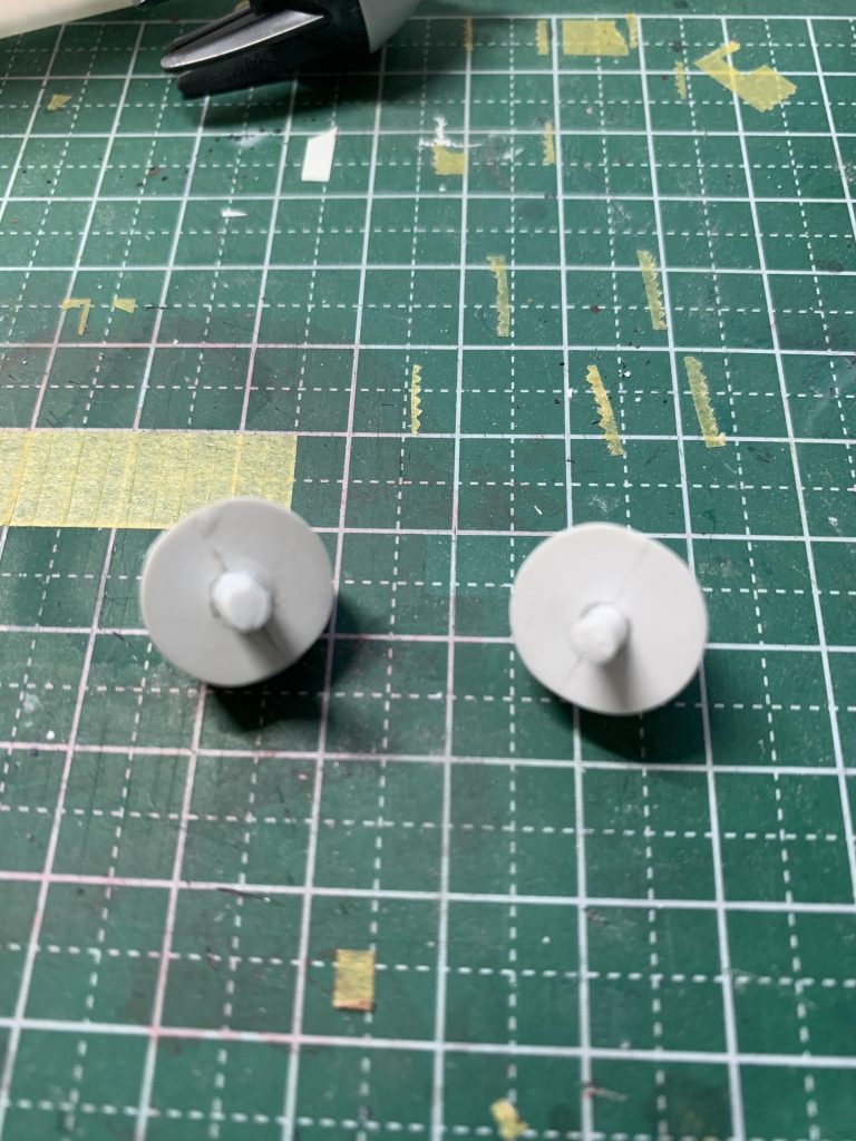 両腕は挟み込み式だってのでポリキャップを埋め込み取り外し出来るようにしました。