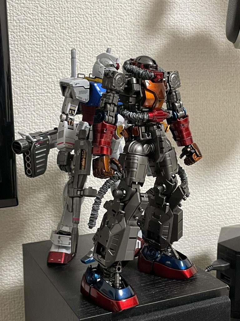 塗装ブースのフィルターが目詰まりしてきたようで跳ね返りが厳しい今日この頃です。寝室で塗装している(鬼)ということもあり、致命傷。「んーなんか、赤いんだけど....何あれ？」トイレのほうから妻の声、なんだよ、横になってたのに...と愚痴をたれながら向かってみると.... oh...赤くなってる..。ということは既に寝室は...!!（すまん、妻よ