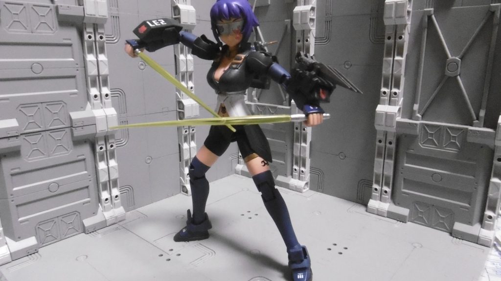 手持ち武器はビームサーベルx2のみ。アクシズエンジェル版の物をそのまま使っており、後の義手と合わせて計3本。このため義手側のエフェクトも黄色に統一しています。スラスターが無くても地上戦なら走って追い付けそうですし。