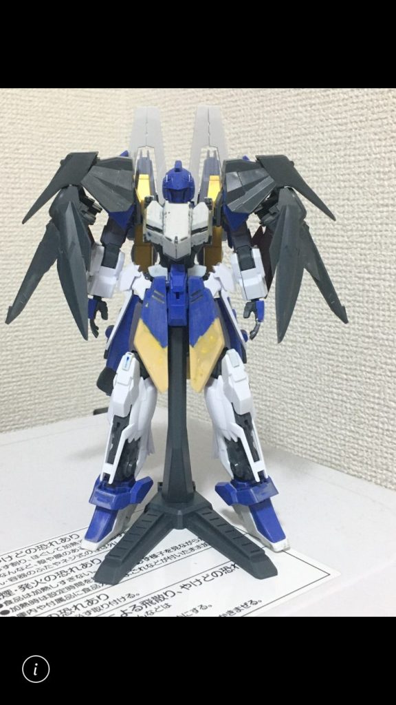 それらをざっと仮組み、足の色が変わっていたりするのは、元のパーツの痛みが凄かったりしたので自分のジャンクと交換、さりげなく腕と腰のパーツを交換してます、ノーネイムライフルのパタパタの形状も変えました、こっそり首とお腹も延長…