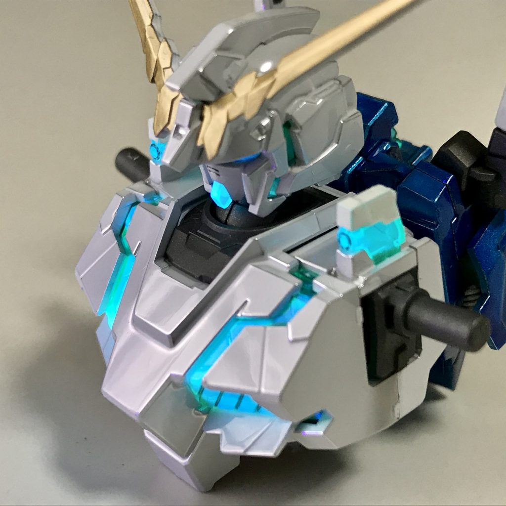 「チタニウムフィニッシュ」らしさがよく写った作成中の様子です。あちこちに思いっきりゲート跡が出ますが、ガンマカEXホワイトでリタッチしたら遠目には目立ちません。