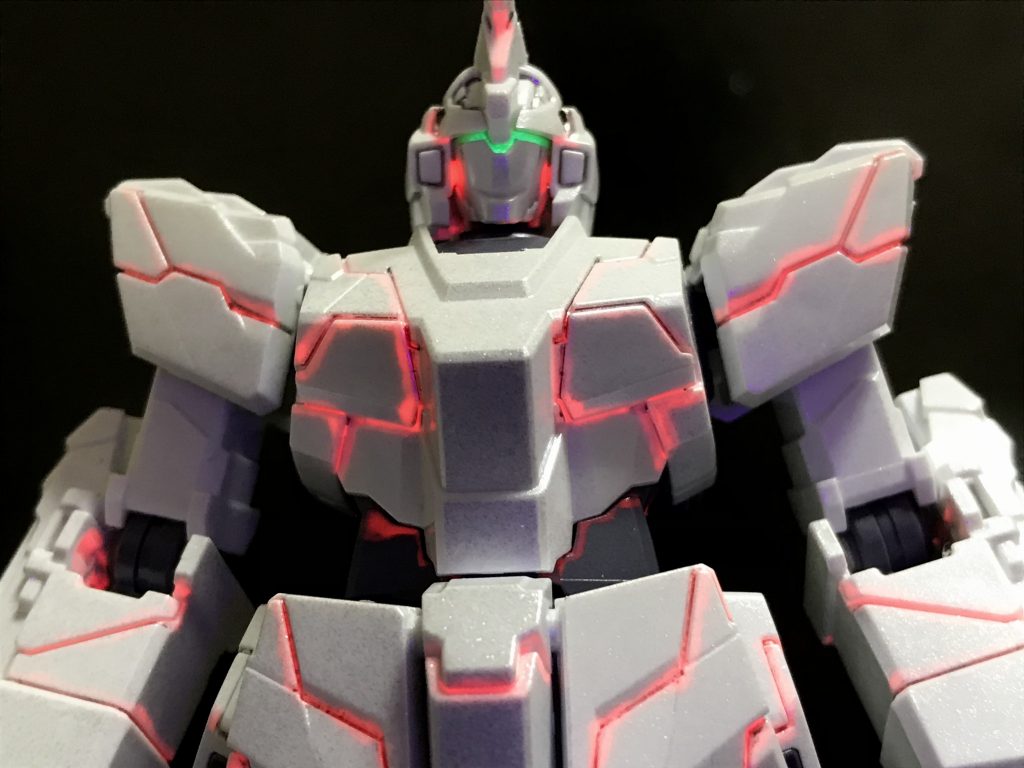 装甲の割れ目にはマジックルミノペイントの赤を入れました。可視光では無色透明で、UVライトで赤く光ります。メインカメラはガンマカの蛍光グリーンです。