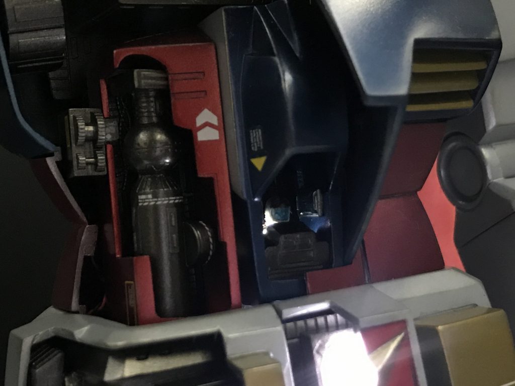 このコクピット、改修しないと操作パネル的な黒いやつが飛び出しちゃうんですよ、驚くことに。それを自然な感じに収まるようにしてアムロを乗せるのが難儀でした。電飾はパネルが発光しているようなイメージで下に仕込んでます。