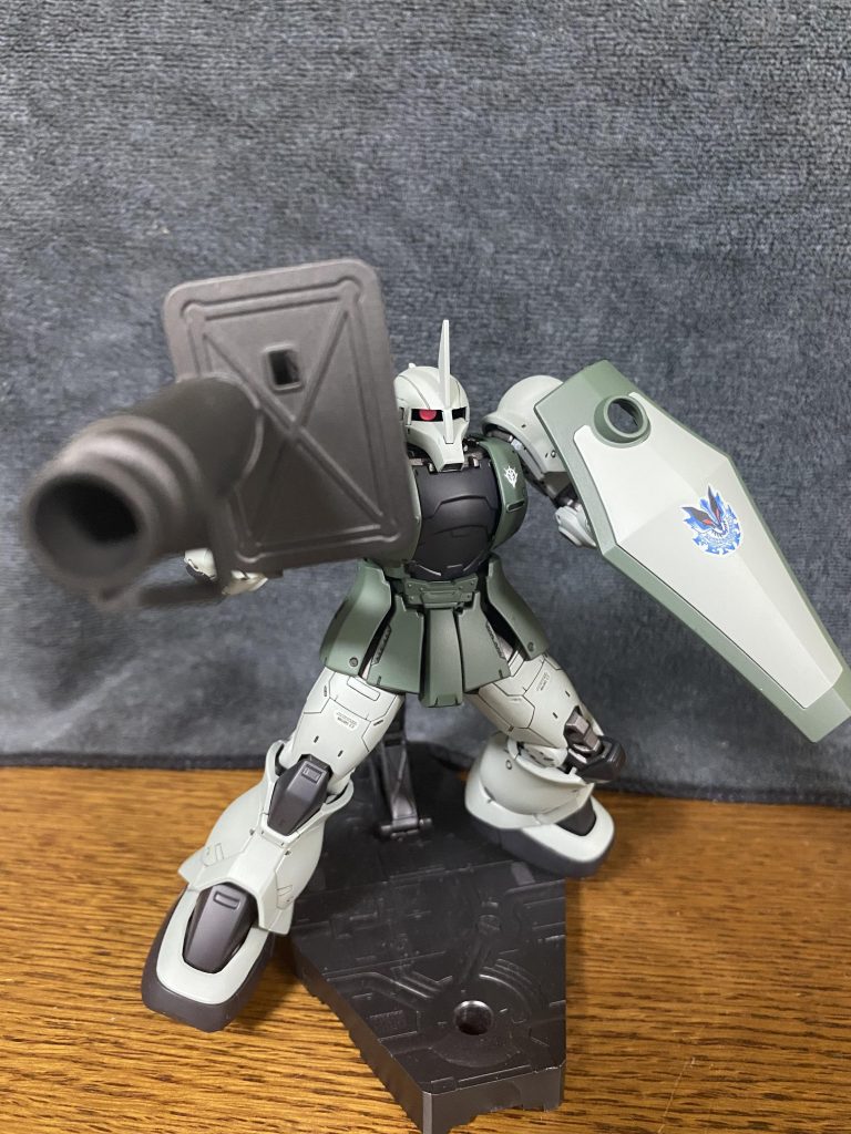 今回のザクもランナーとHアイズを使ってモノアイを作り、左右の可動と奥行きを出しています。メインウェポンのラケーテンバズーカは、前回のドムトローペン付属の物をお下がりで持たせました。