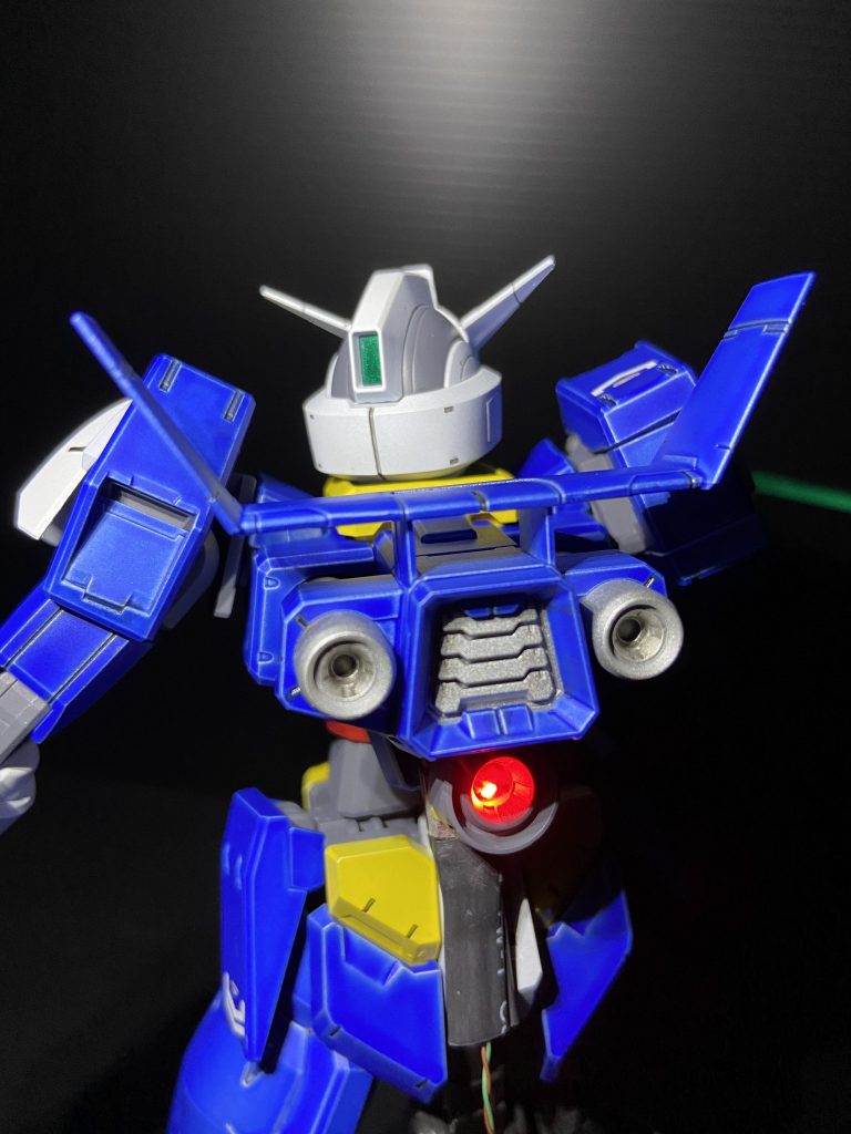 MGサイズで電飾を仕込むのは中々難しく点灯時にのみ背面から配線を繋ぎ光らせる方法を採用しました。