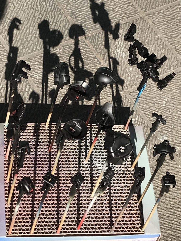 シャアザクをバラし、小改造してから、黒サフを吹いたところです。