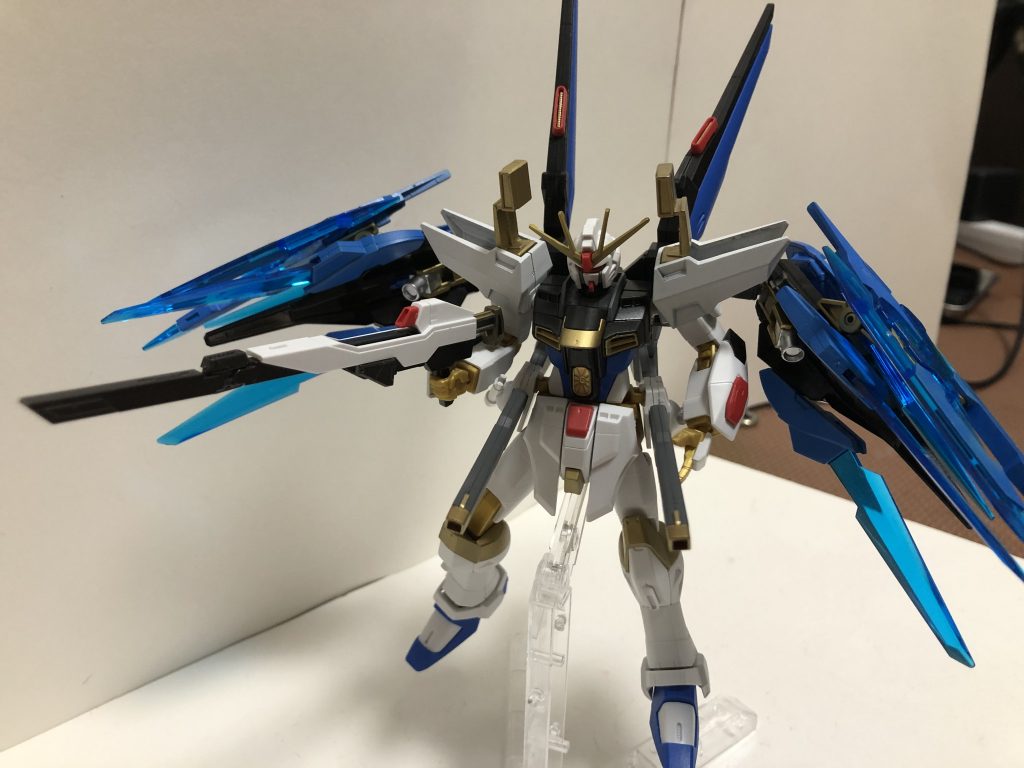 フルバースト時は肩のセンサーを展開し、射撃の精密性を上げることができます。