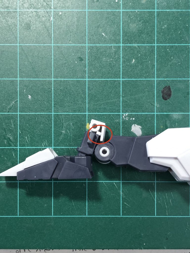 関節のガタつき防止として細く刻んだプラ材を差し込んでます