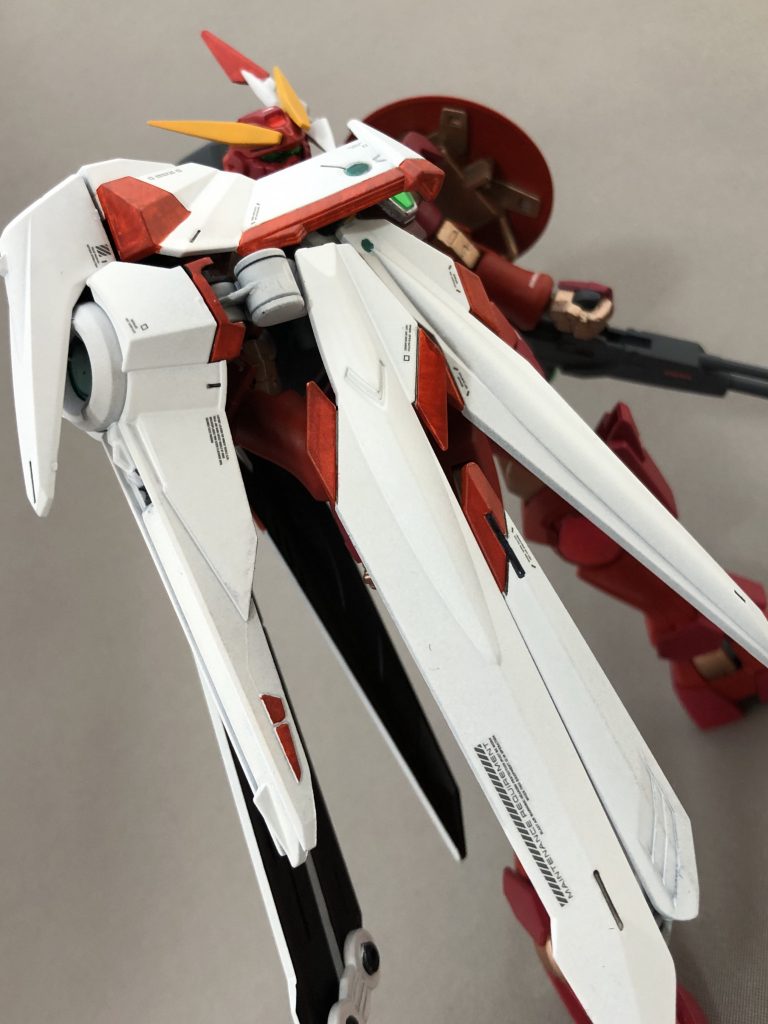 ノーネイムライフルまんまのマントは当然GPDでは必須のビームコーティング仕様。裏面はガンダムマーカーブラックで塗り塗りしてみました。なかなか悪くないですね!