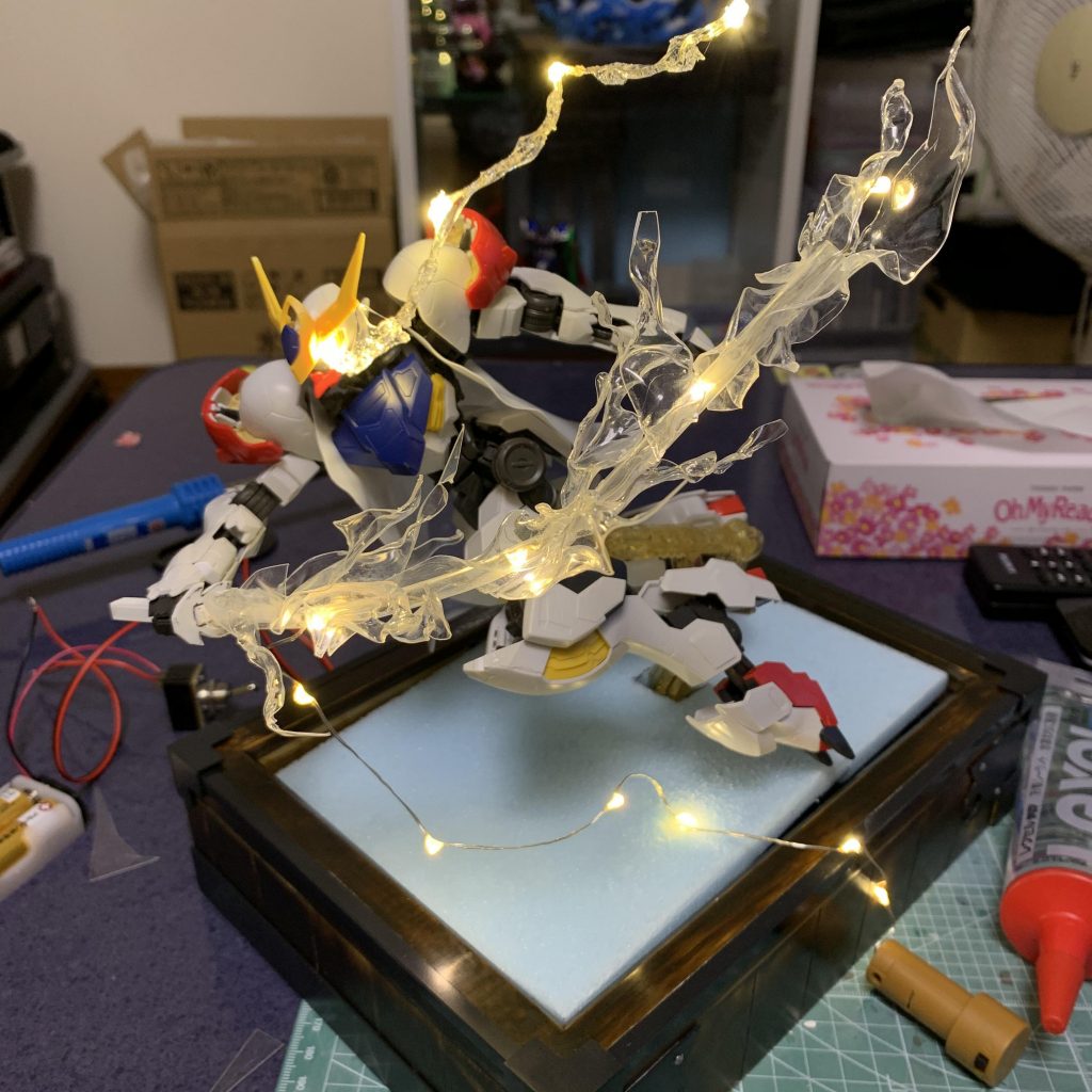 刀のエフェクトは透明プラ棒にヒートガンでクネクネにした透明プラ板を貼り付けました。LEDは全て百均です。 