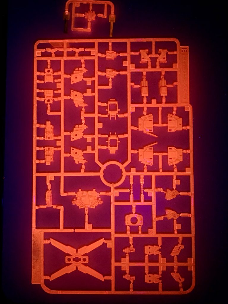 このキットのサイコフレームは蛍光ではありません。そこで蛍光レッドで塗りました。UVライトでこのとおりです。