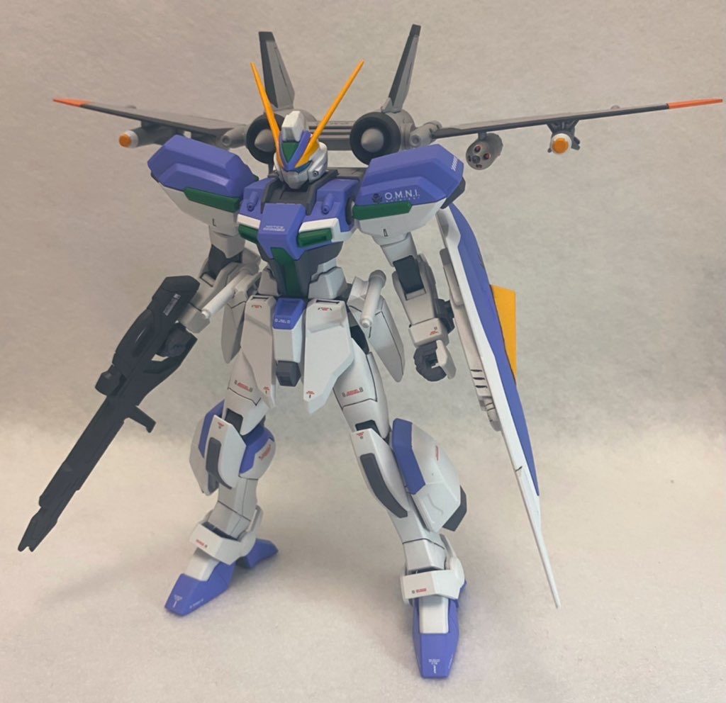 全体的に暗めだった本キットを明るい印象を持たせるように全塗装。カメラアイのみシール使用でその他は珍しく本気でマスキングしました笑