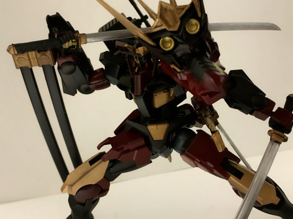 本来の刀は2人ほど切り捨てると刃こぼれするらしいと話を聞き、「もしかしたら、MSでも同じかもしれない…」というのは建前で、セブンソード分つまり7本装備させたいと思って、試行錯誤した結果こんな感じになりました。最終的に6本になってしまったので機会があればもう一本作ってみようと思います。