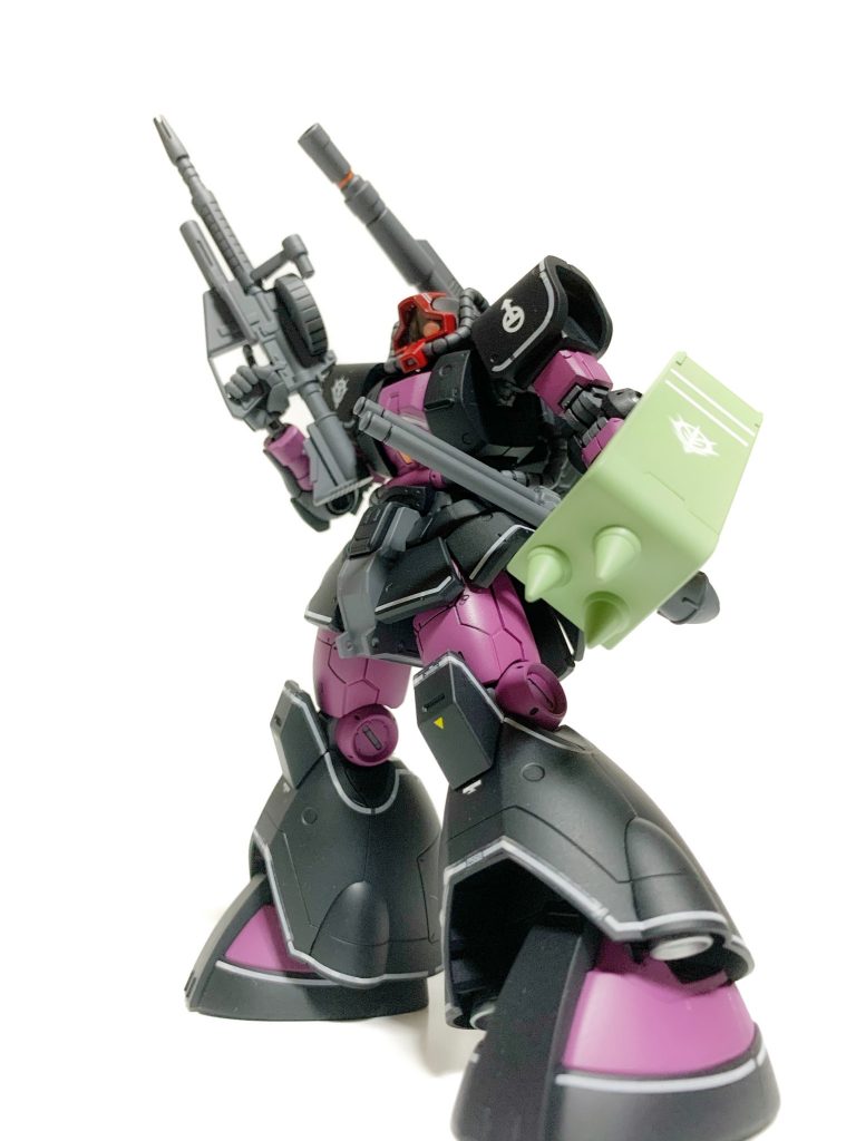 ドム試作実験機をベースにキャノンタイプにしてみました。左肩に貼られているデカールはジオンの対空防衛中隊所属の機体に使われていたとされているものです。本機は砲撃支援機という設定で接近戦は想定されていないのでヒートサーベル等の武装はしていないというロマン仕様です∩^ω^∩