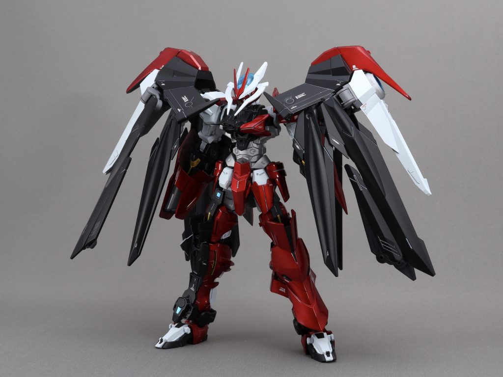 アストレイノーネイムターンレッドフルクロス。今回はノーネイムにマントを2つ付けたいという所から始まりました。