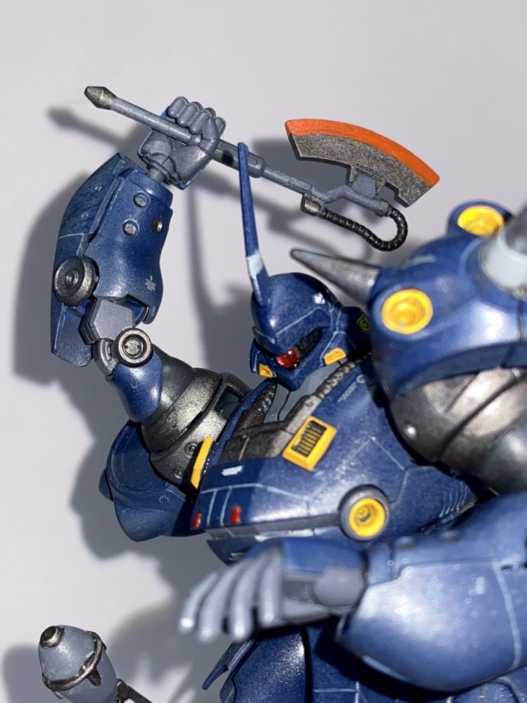 武装に関して。まずは格闘武器をみんな大好きなヒートホークに変えました。ジオン系MSにはやはりごつい斧が似合うと感じます。