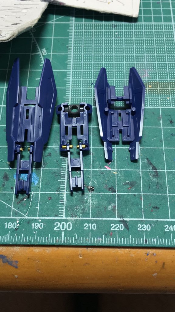 腕部に付くシールドは、可動部が通常プラの関節だったので、同形のポリキャップに交換。可動するライフルジョイントですが、可動軸を間違って切り取ってしまい、あわてて1.5mm真鍮線に換えました。